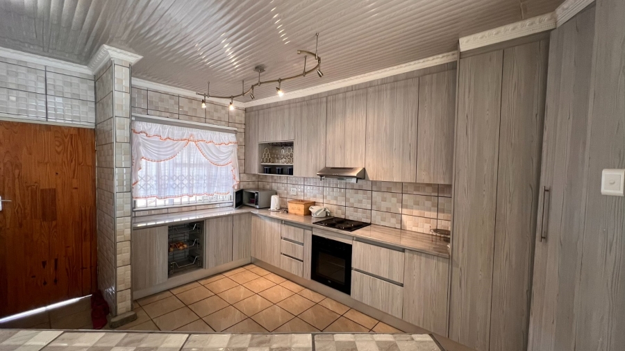 4 Bedroom Property for Sale in Langenhovenpark Free State
